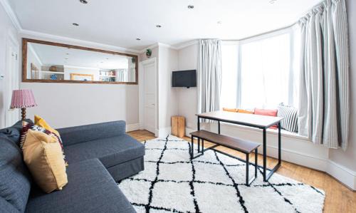 Hammersmith Broadway Apartment | Stylish Flat Near Hammersmith & Holland Park