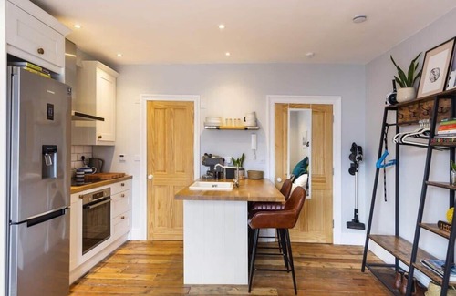 Clifton Apartment | Stylish Flat on Beautiful Clifton Street, Parking