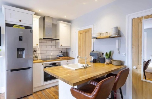 Clifton Apartment | Stylish Flat on Beautiful Clifton Street, Parking