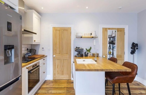 Clifton Apartment | Stylish Flat on Beautiful Clifton Street, Parking