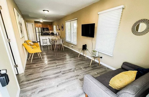 Temple Crest House | Stylish Getaway near Buschgardens