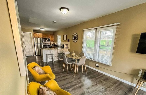 Temple Crest House | Stylish Getaway near Buschgardens