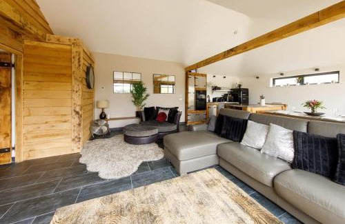 Chichester Ski Chalet | Stylish Getaway Vast Courtyard Hot Tub