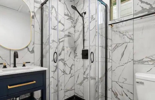Downtown Apartment | Stylish Green n Gold 2BR 1Bath Apartment