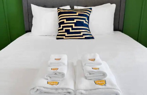 Downtown Apartment | Stylish Green n Gold 2BR 1Bath Apartment