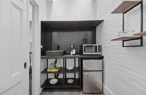 Hamilton Heights Hotel | Stylish Group Retreat –Sleeps 16 – Adults Only 18+