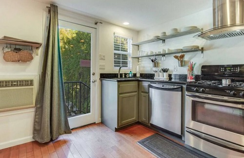 Gilroy House | STYLISH- GUEST HOUSE ON A BEAUTIFUL ESTATE