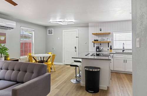 Oak Cliff Cottage | Stylish Guesthouse