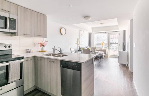 Beasley Apartment | Stylish Hamilton Apartments. GYM, BBQ