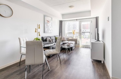 Beasley Apartment | Stylish Hamilton Apartments. GYM, BBQ