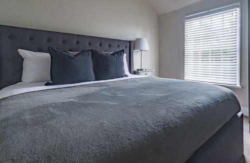 Henley House | Stylish Hidden Gem In Henley-On-Thames