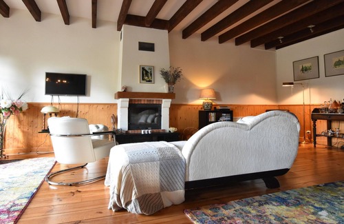 Le Chatelet House | Stylish Holiday Home in Châtelet with Private Pool