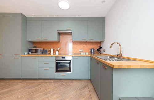 Inchbrook House | Stylish Home, Beautiful Views & Parking, Stroud
