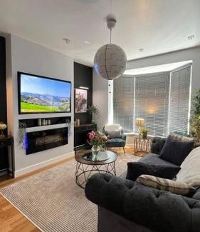 Sheffield House | Stylish home close to Arena