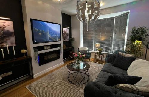Sheffield House | Stylish home close to Arena