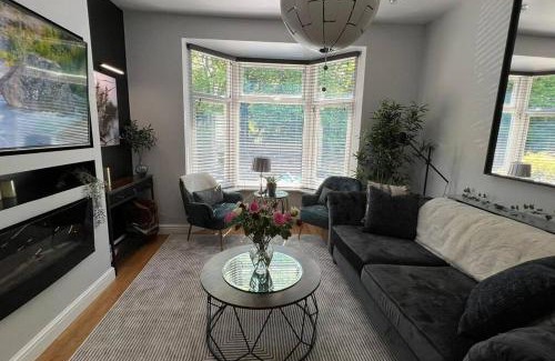 Sheffield House | Stylish home close to Arena