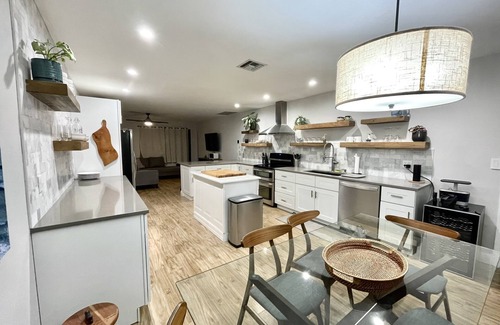 Jupiter House | Stylish home close to beaches and restaurants
