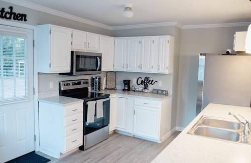 New Bern House | Stylish home conveniently located just minutes from dining, shopping & downtown!