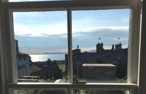 Harlech House | Stylish home from home with great views