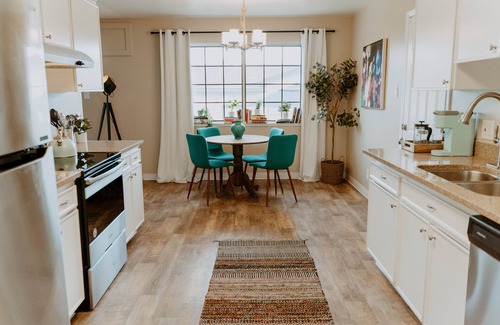 West University House | Stylish Home Great for Families & Large Groups! No cleaning required @ checkout!