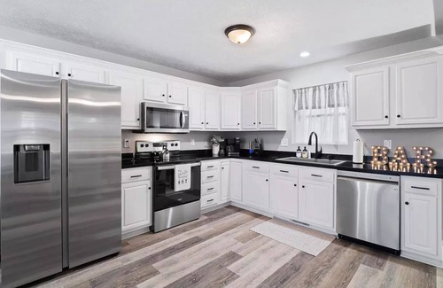 Geneva House | Stylish Home in Geneva, Ohio | Near Wineries | SPIRE | GOTL, Newly Renovated 4 Bedroom House in Ohio