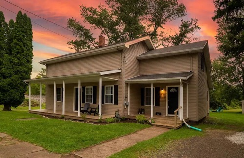Geneva House | Stylish Home in Geneva, Ohio | Near Wineries | SPIRE | GOTL, Newly Renovated 4 Bedroom House in Ohio