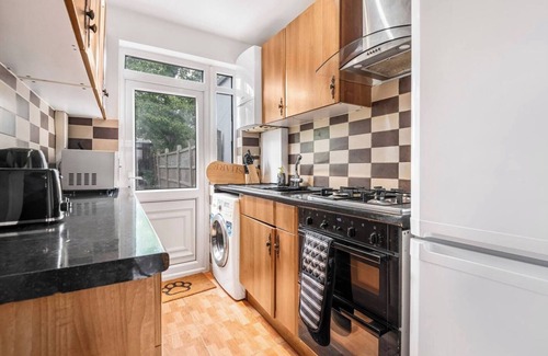 New Malden Apartment | Stylish Home in New Malden: Comfort and Tranquility