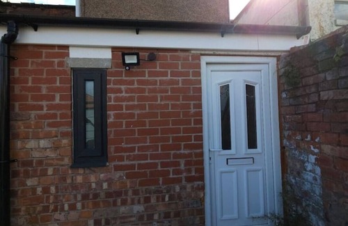 Tyldesley Apartment | Stylish home near town centre