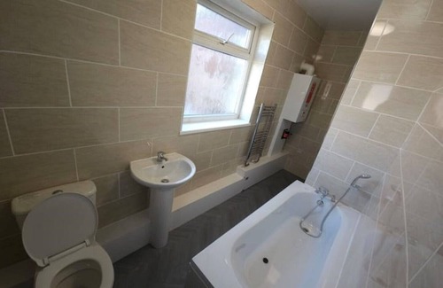 Tyldesley Apartment | Stylish home near town centre