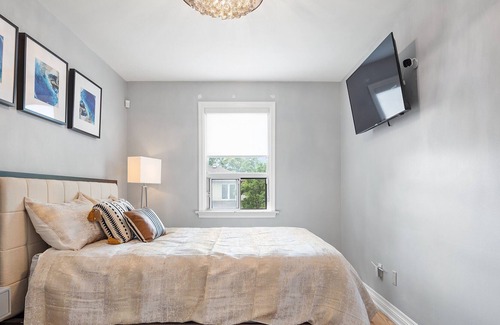 Broadview North Apartment | stylish home, sleeps 5, Free Parking with Tesla Charger