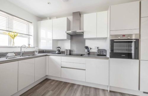 Runnymede Apartment | STYLISH HOME @ VIRGINIA WATER LAKE & FREE PARKING