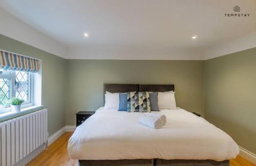 Windsor Apartment | STYLISH HOME WITH FREE PARKING - 10 MINS TO LEGOLAND!