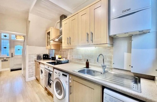 St. Andrew's House | Stylish Hornchurch Home | Central Location & Parking | Greater London | Sleeps 6