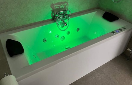 Hereford House | Stylish House 4 beds Jacuzzi Gym fast Wi-Fi Parking