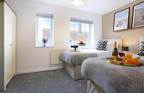 Luton House | Stylish House - Close to City Centre and Luton Airport - Free Parking, Super-Fast Wifi, Garden and Smart TV with Netflix by Yoko Property