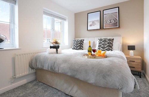 Luton House | Stylish House - Close to City Centre and Luton Airport - Free Parking, Super-Fast Wifi, Garden and Smart TV with Netflix by Yoko Property