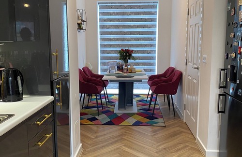 Rotherham House | Stylish house in Rotherham/Sheffield area, with free private parking.