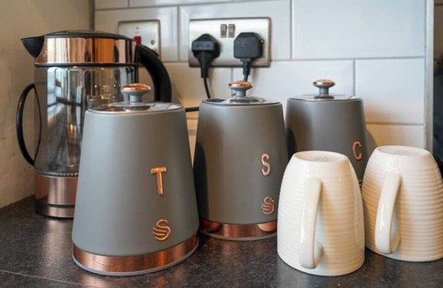 West Putney Apartment | Stylish House Sleeps 9 With Free Parking in Putney