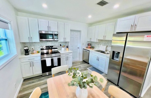North Andrews Gardens House | Stylish House w Hot Tub Close to Beach Stadium