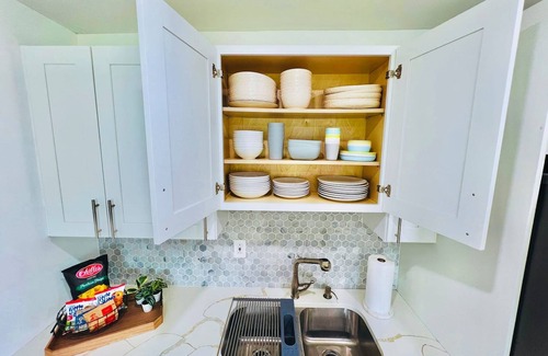 North Andrews Gardens House | Stylish House w Hot Tub Close to Beach Stadium