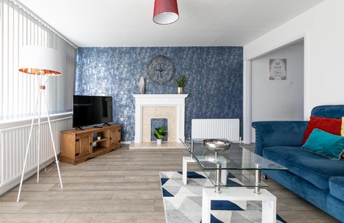 Wyken Apartment | Stylish House & Work and Leisure inc FREE Parking & BHX Airport