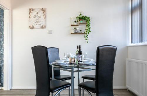 Wyken Apartment | Stylish House & Work and Leisure inc FREE Parking & BHX Airport