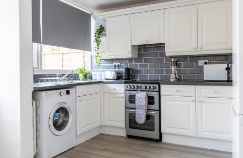Wyken Apartment | Stylish House & Work and Leisure inc FREE Parking & BHX Airport