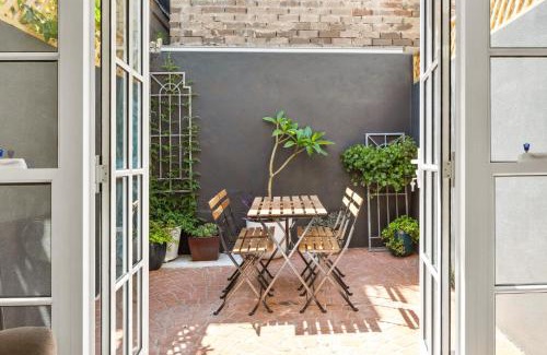 Darlinghurst House | Stylish Inner-City Terrace Home with Rooftop Deck