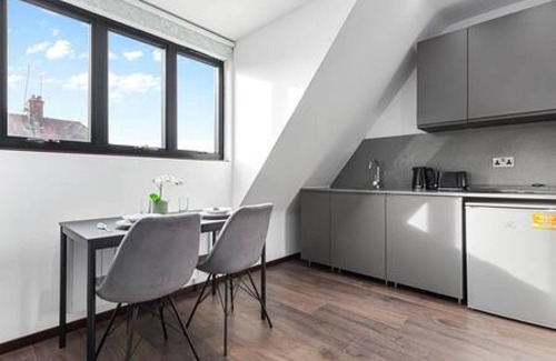 Golders Green Apartment | Stylish King Size Bed Studio Near Central London