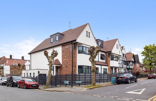 Golders Green Apartment | Stylish King Size Bed Studio Near Central London