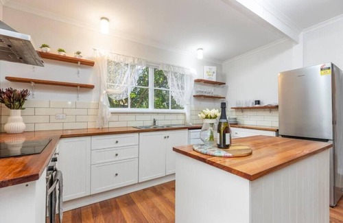 Lake Albert House | Stylish Lake Albert Cottage. Wagga Wagga