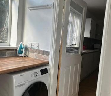 Grimsby House | Stylish Large comfortable 5 bedroom house