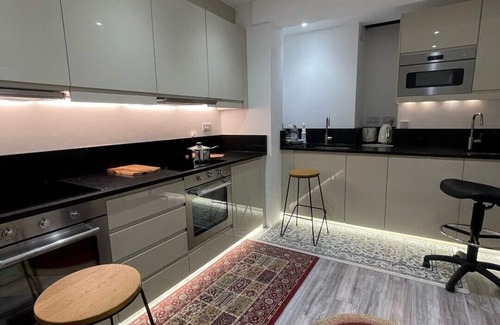 North Greenford Apartment | Stylish large Room with en-suite toilet in West London,