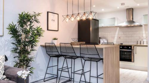 Baltic Triangle House | Stylish Liverpool Apartment with Parking & Balcony